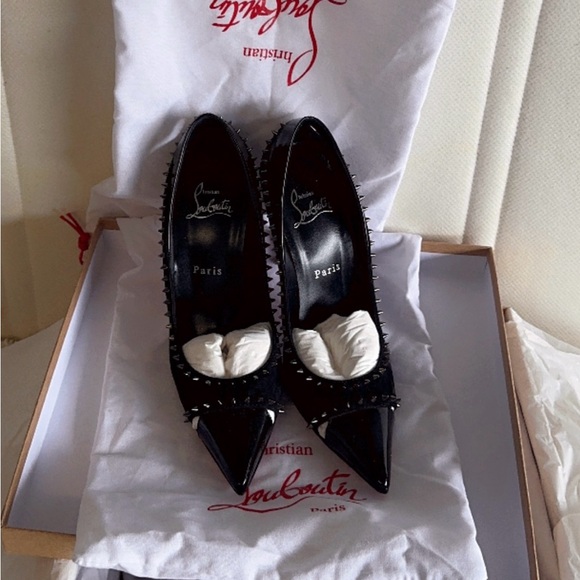 Red bottom ( like new) - Picture 2 of 11